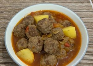 Semur bola daging kentang tomat