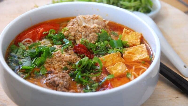 Sup Mie Nasi Vietnam dengan Daging Kepiting (Banh Da Cua)